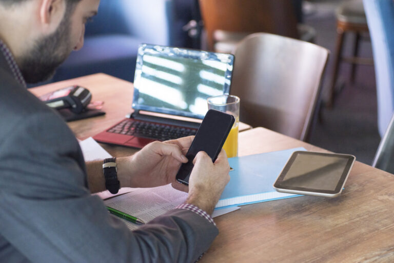 Homme qui pilote facilement son activité grâce à des workflows